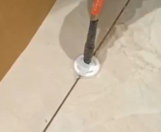 西盟瓷砖空鼓维修公司专业解答瓷砖在铺贴过程中，如果没有涂抹均匀到位的粘结材料（如水泥砂浆或瓷砖胶），可能会导致以下问题