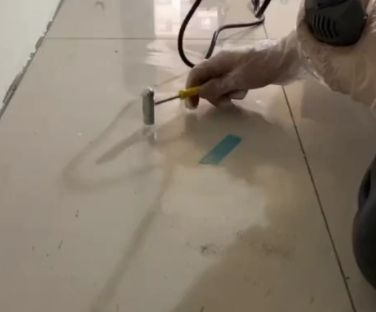 西盟瓷砖开裂维修公司专业分享瓷砖在铺贴前如果没有沥干水分，将会导致以下问题