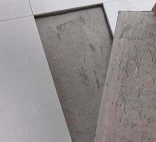 西盟瓷砖空鼓维修公司分享瓷砖铺贴时如果打浆（即涂抹在瓷砖背面和基层上的砂浆或瓷砖胶）过少，会带来以下问题